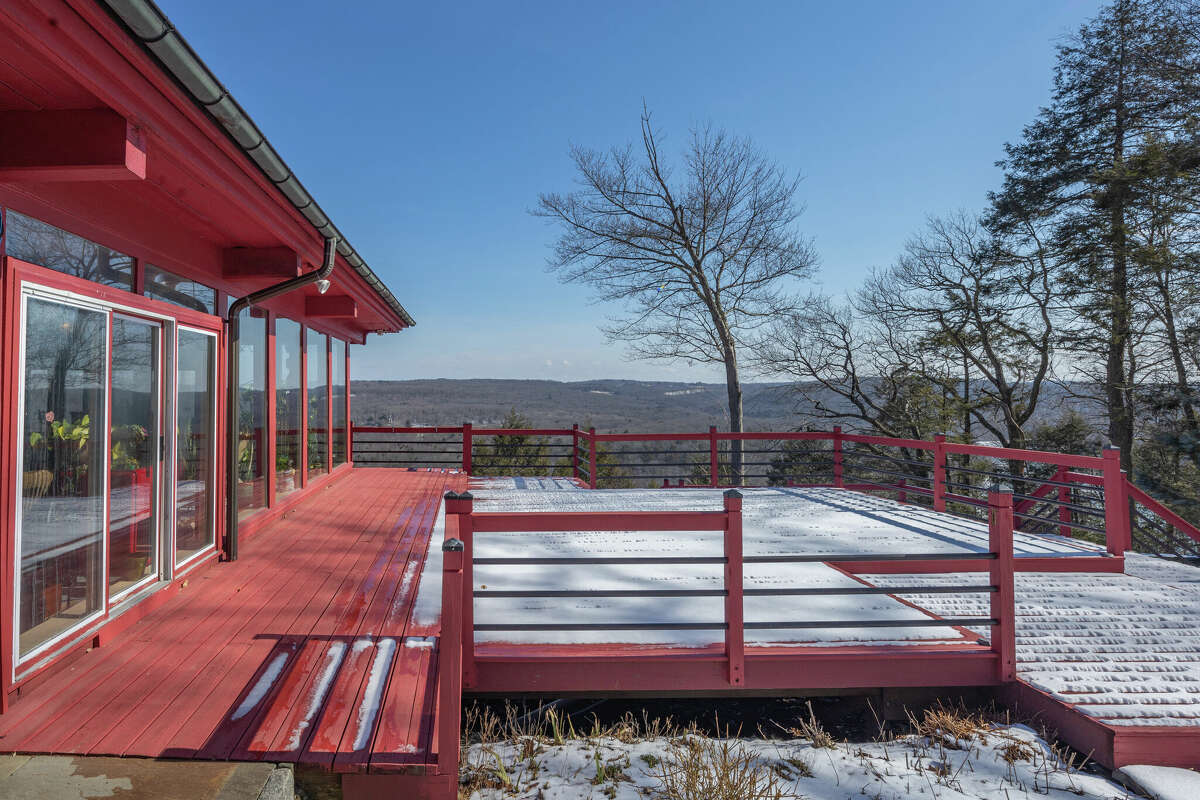 New Milford estate with 8 buildings on Lake Lillinonah listed for 2.1M