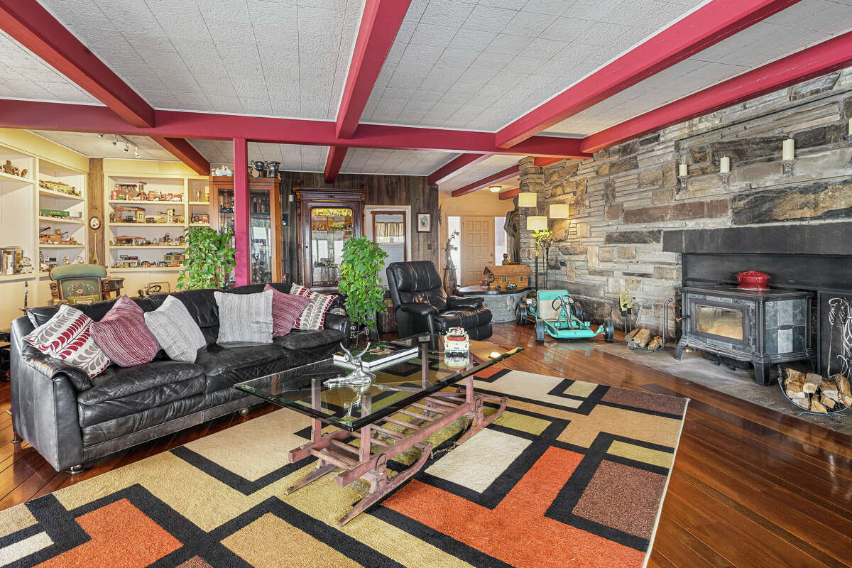 New Milford estate with 8 buildings on Lake Lillinonah listed for 2.1M