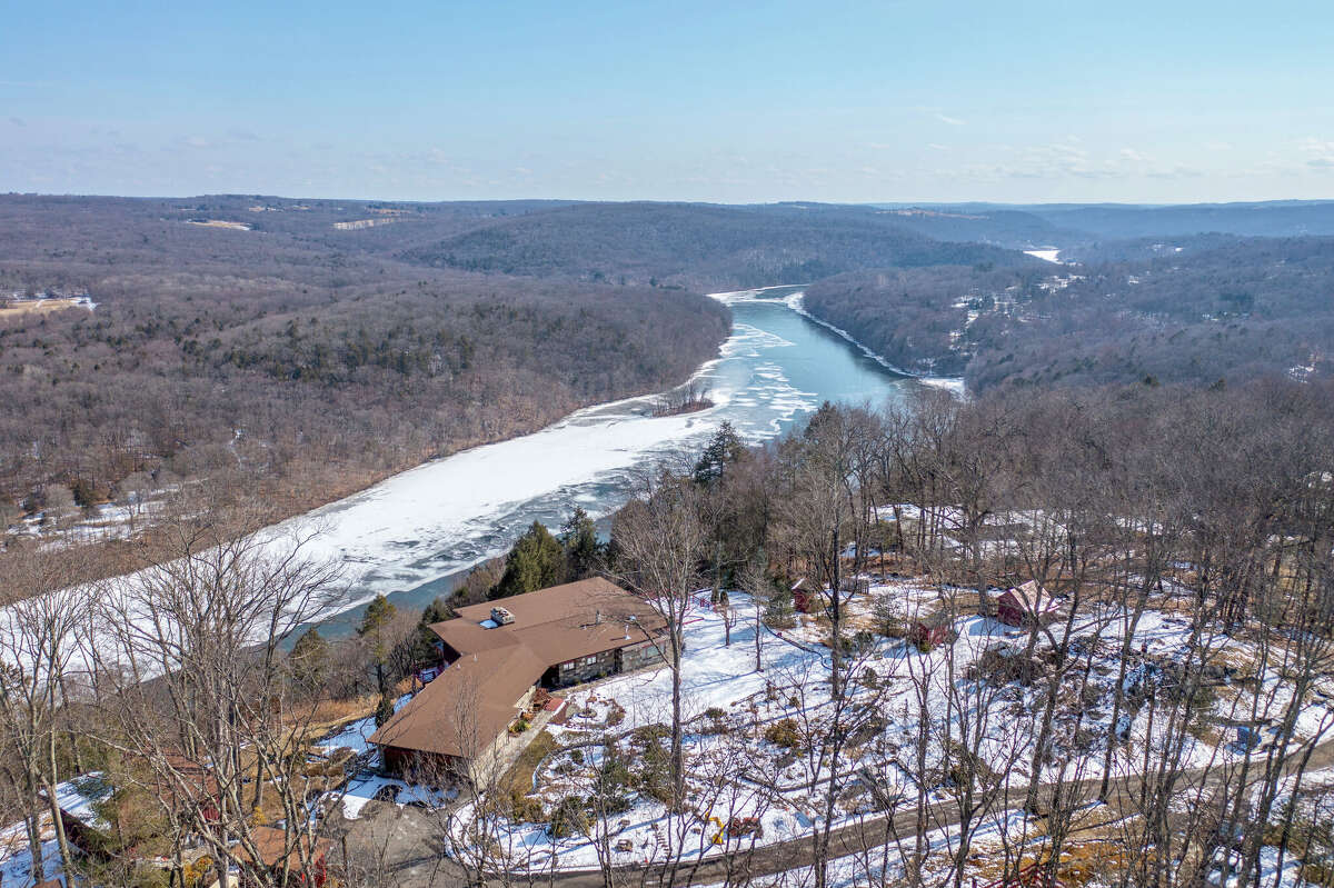New Milford estate with 8 buildings on Lake Lillinonah listed for 2.1M