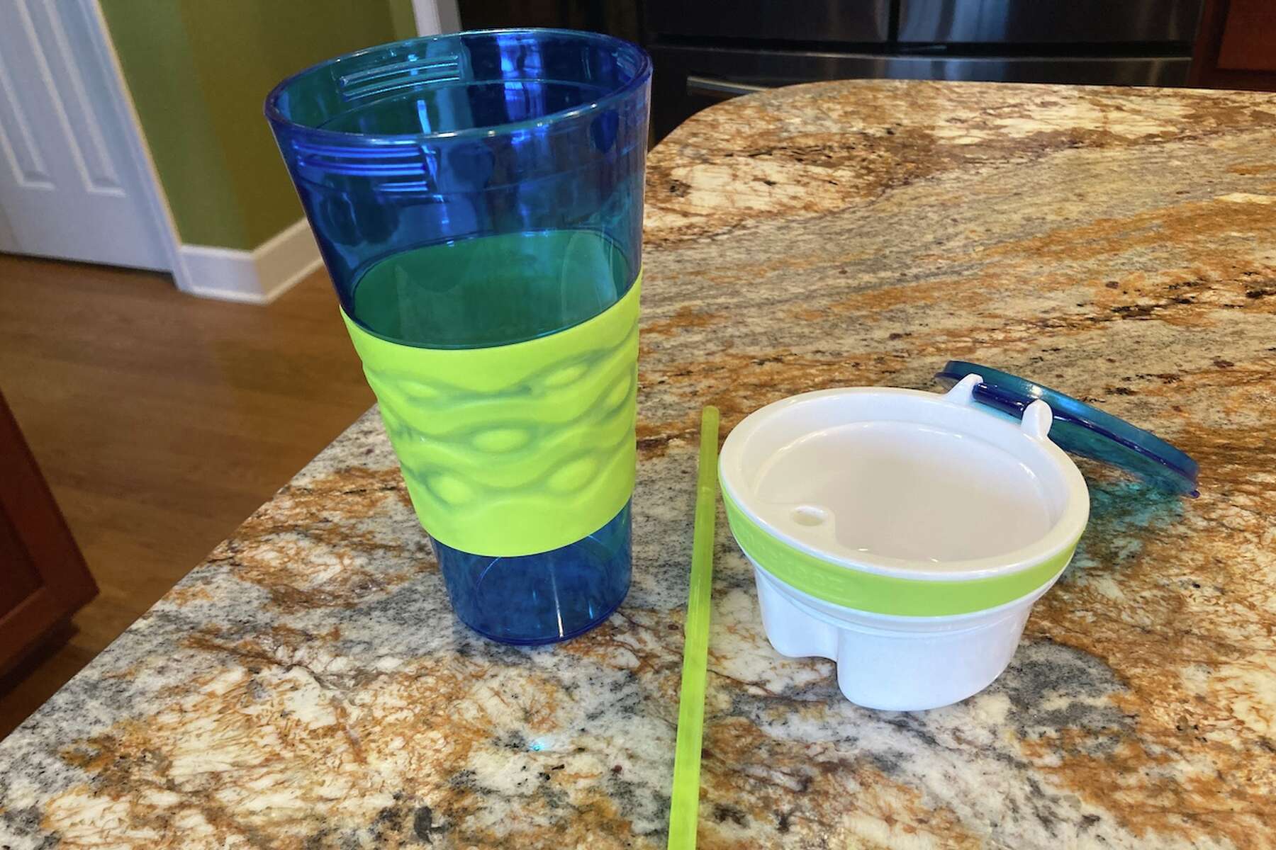 Best Travel Cup on : Snackeez Review