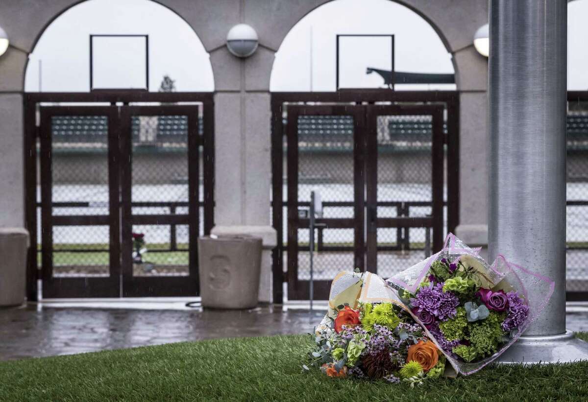 一束鲜花纪念凯蒂·迈耶被底部的一根旗杆外马宏升Laird问:Cagan体育场。