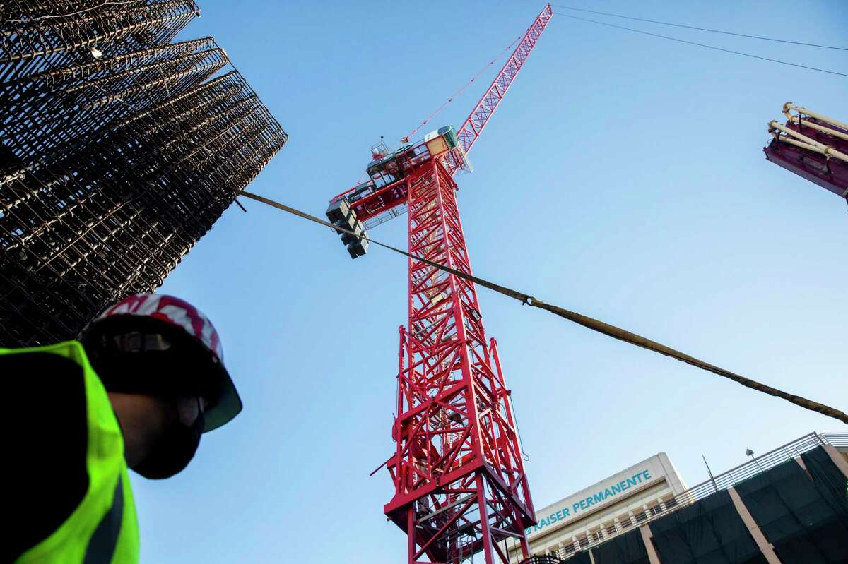 2022年2月17日，在奥克兰市中心第19街和百老汇拐角处，一架大型起重机隐约出现在一座新的47层大楼的建筑工地上。