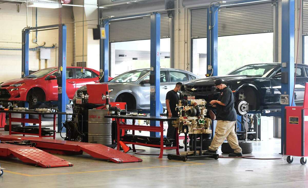 Students take an auto technician class at Long Beach Community College. California’s blue-collar jobs pay less than those in many other states.