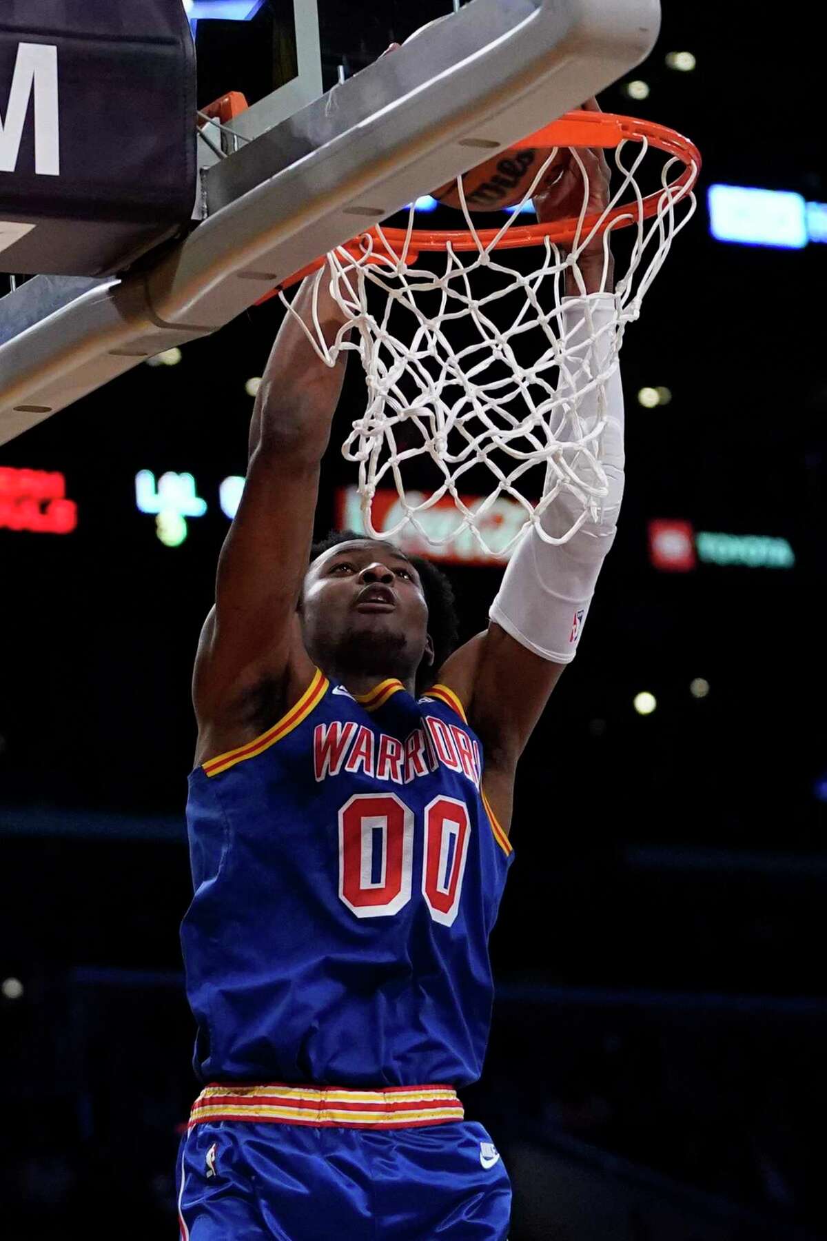 Golden State Warriors forward Jonathan Kuminga (00) dunks during the second half of an NBA basketball game against the Los Angeles Lakers in Los Angeles, Saturday, March 5, 2022. (AP Photo/Ashley Landis)