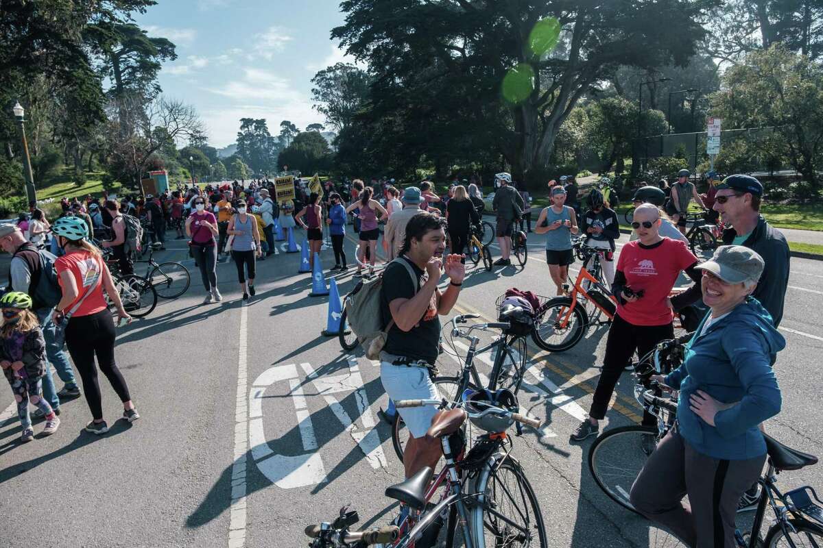 2月，人们在金门公园的肯尼迪大道参加“拯救肯尼迪”集会。在支持和不支持关闭这条街道的人进行了几个月的游说之后，旧金山市建议肯尼迪大道永久禁止汽车通行。