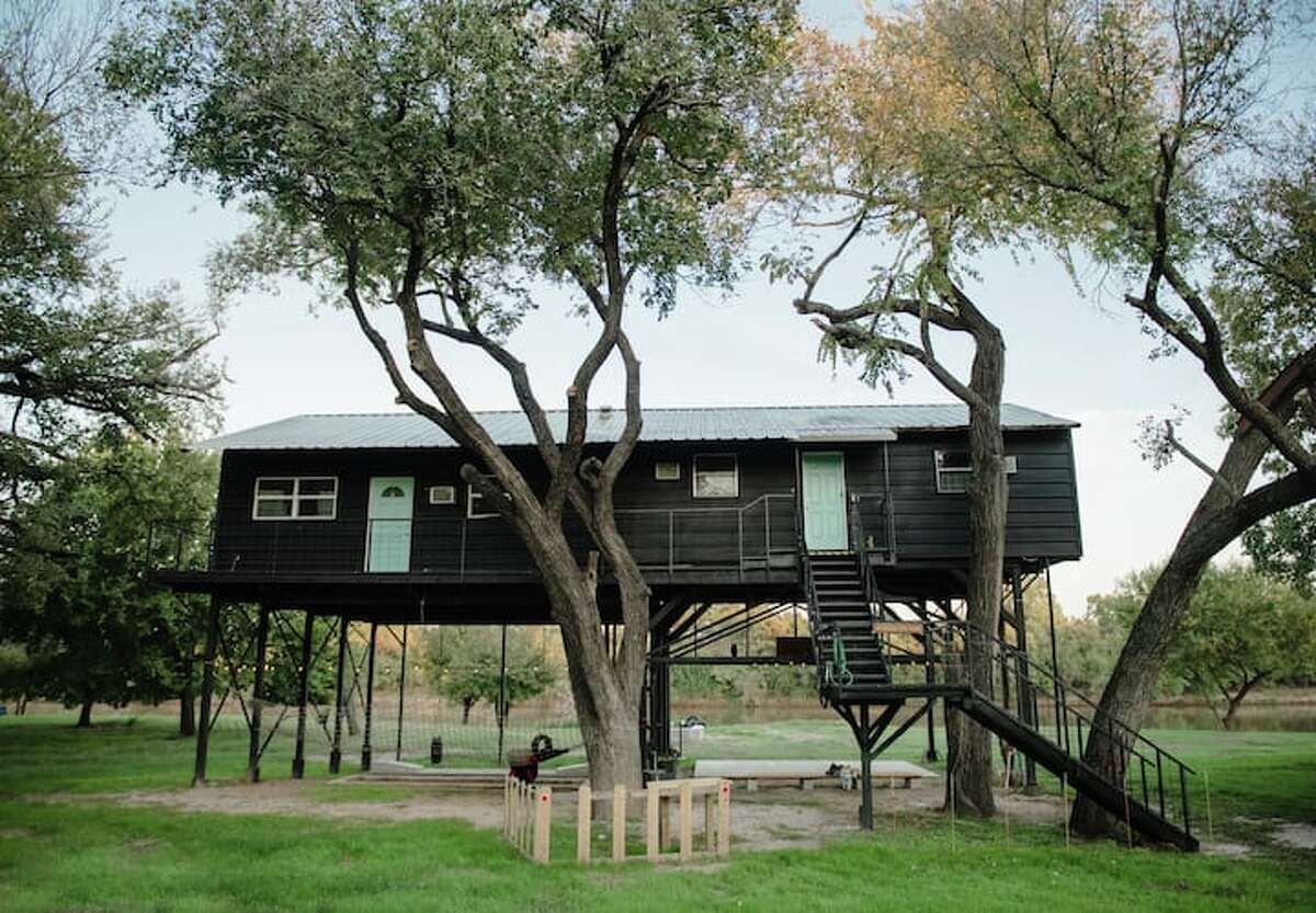 Brazos River Treehouse is located in Weatherford on the Los Brazos River. 