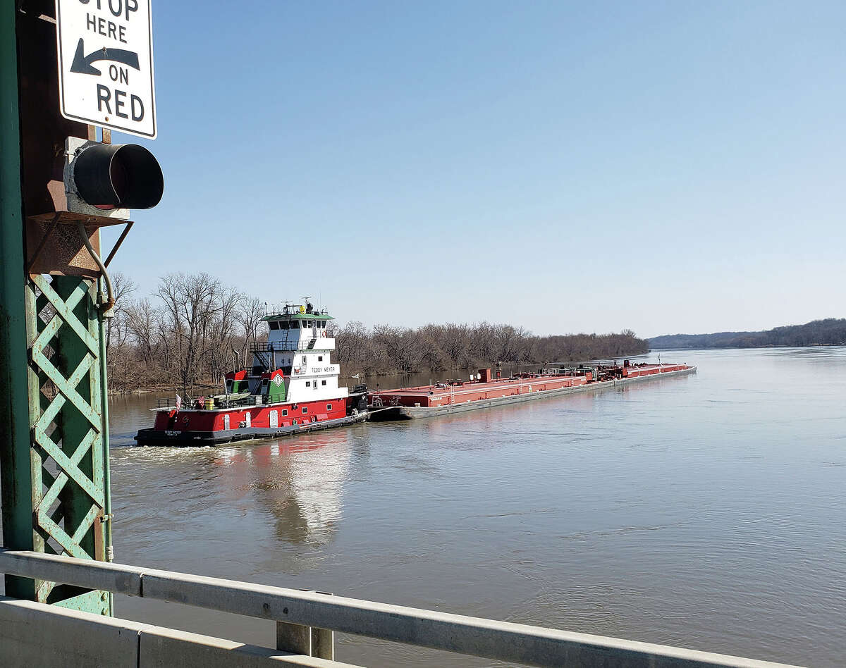 After "threading the needle" and passing through the Florence Bridge, the barge Teddy Meyer approaches a bend in the Illinois River.