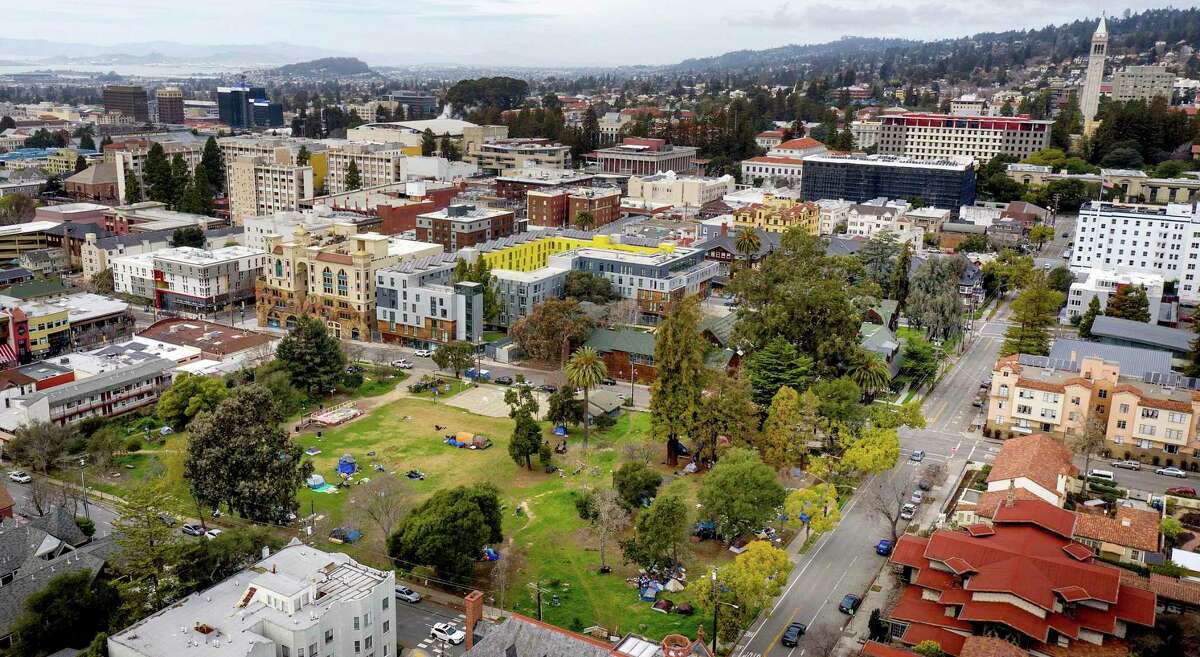 2021年2月9日，在伯克利，人民公园与加州大学伯克利分校的校园为背景。学生们在公园集会和露营，抗议加州大学伯克利分校将该物业开发为学生宿舍的计划。