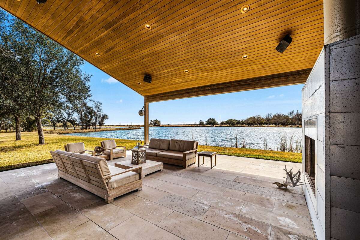 Sleek, modern Texas ranch listed at $5.3M is an hour from Houston and ...