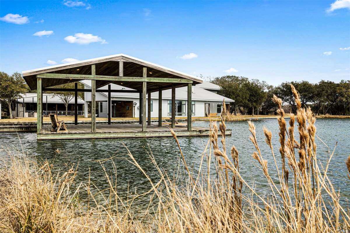 Sleek, modern Texas ranch listed at $5.3M is an hour from Houston and ...