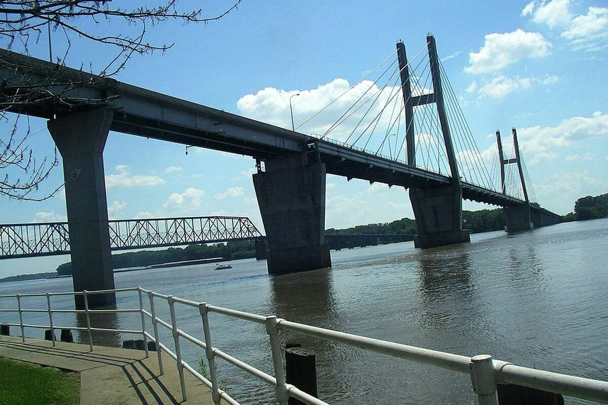 Those traveling between Illinois and Missouri might experience delays starting Monday with the anticipated repair-related closing of Quincy Memorial Bridge.