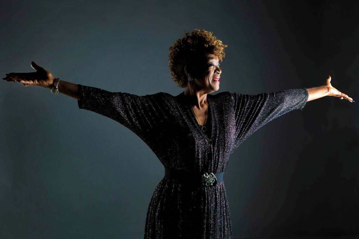 Siete años después, la cantante de blues eléctrico Trudy Lane lanzó el álbum "Royal Oaks Blues Café".  Martes, 10 de diciembre de 2013 (Marie de Jesus/Houston Chronicle)