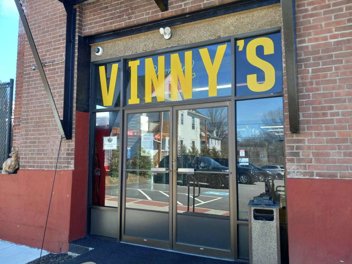 Governor Lamont visits Vinny’s Pizza in Torrington ahead of planned