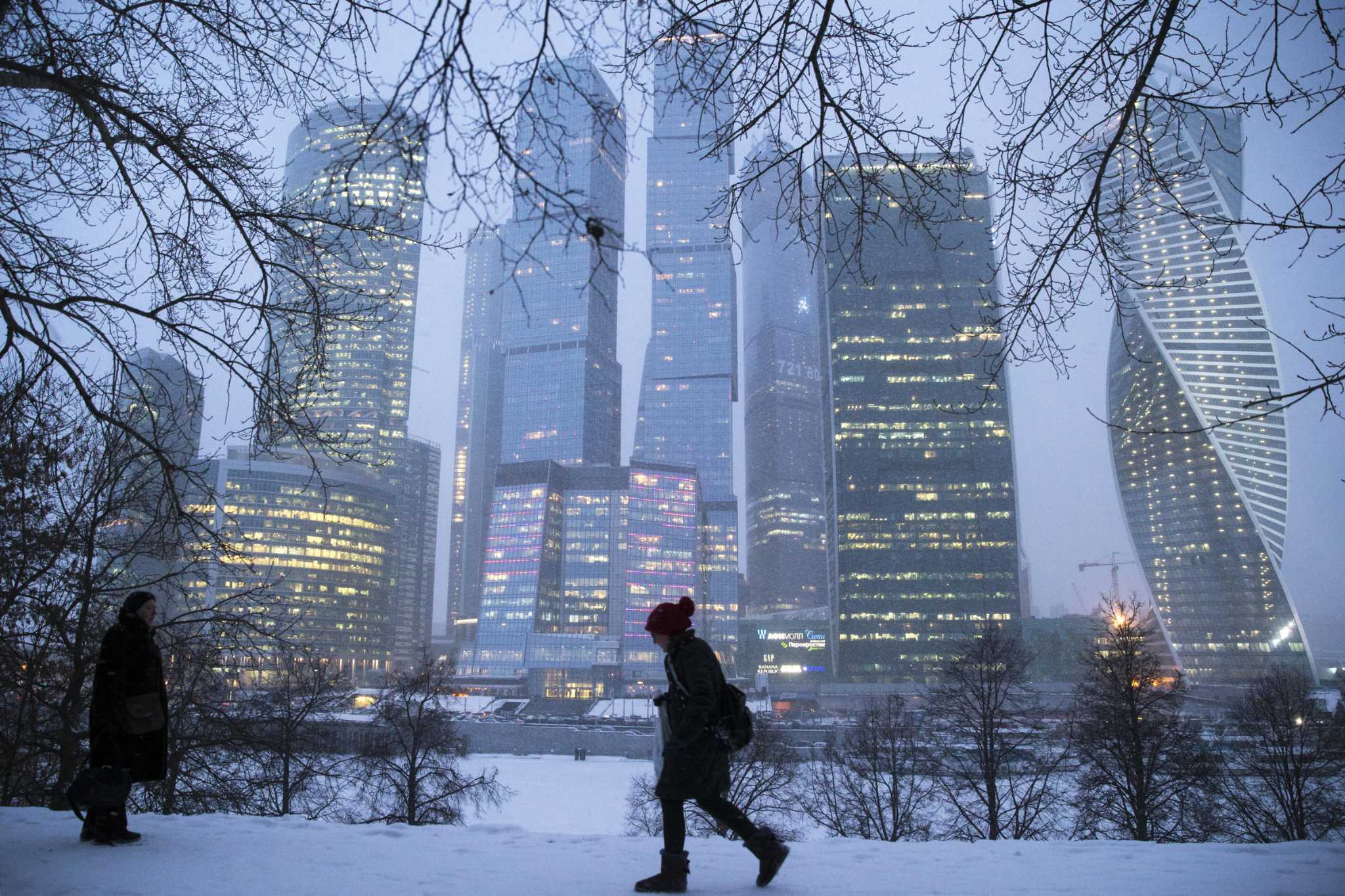 Около здания. Москоу Сити зимой. Москва Сити зимой 2022. Снегопад Москва москвамсити. Небоскребы зимой.