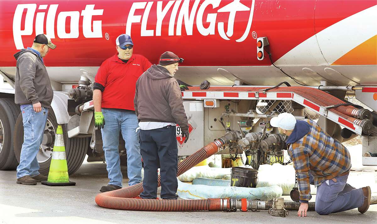 Tanker truck ruptures in Hartford