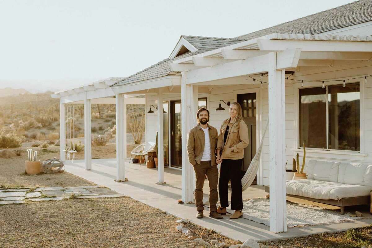前旧金山居民布里特·纳尔逊和凯尔·约翰逊在南加州高地沙漠拥有三套房子。图中，他们站在尤卡谷的出租房前。