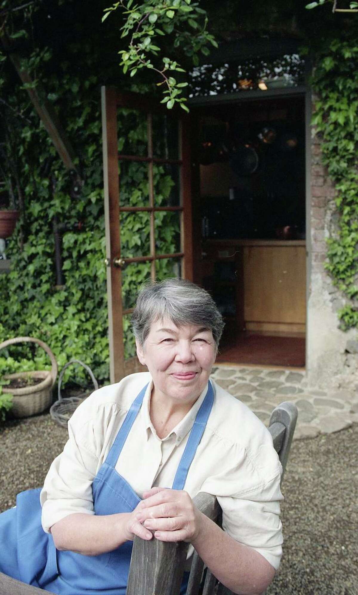 Sally Schmitt est assise à l'extérieur du French Laundry à Yountville en 1993. Elle est considérée comme l'une des pionnières de la cuisine californienne.