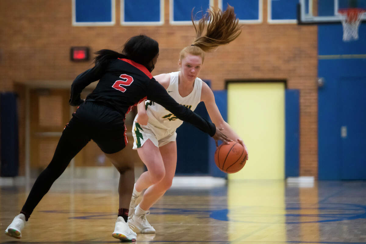 Dow's Alexa Kolnitys dribbles down the court during the Chargers' regional final victory over Grand Blanc Thursday, March 10, 2022 at Midland High School.