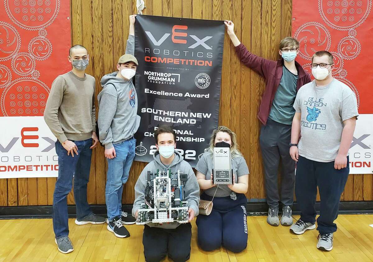 Les élèves de Middletown High School ont affronté 76 équipes lors du championnat régional VEX Robotics Southern New England à Framingham, Mass., la semaine dernière.  Ils se sont tous qualifiés pour les championnats du monde à Dallas en mai.