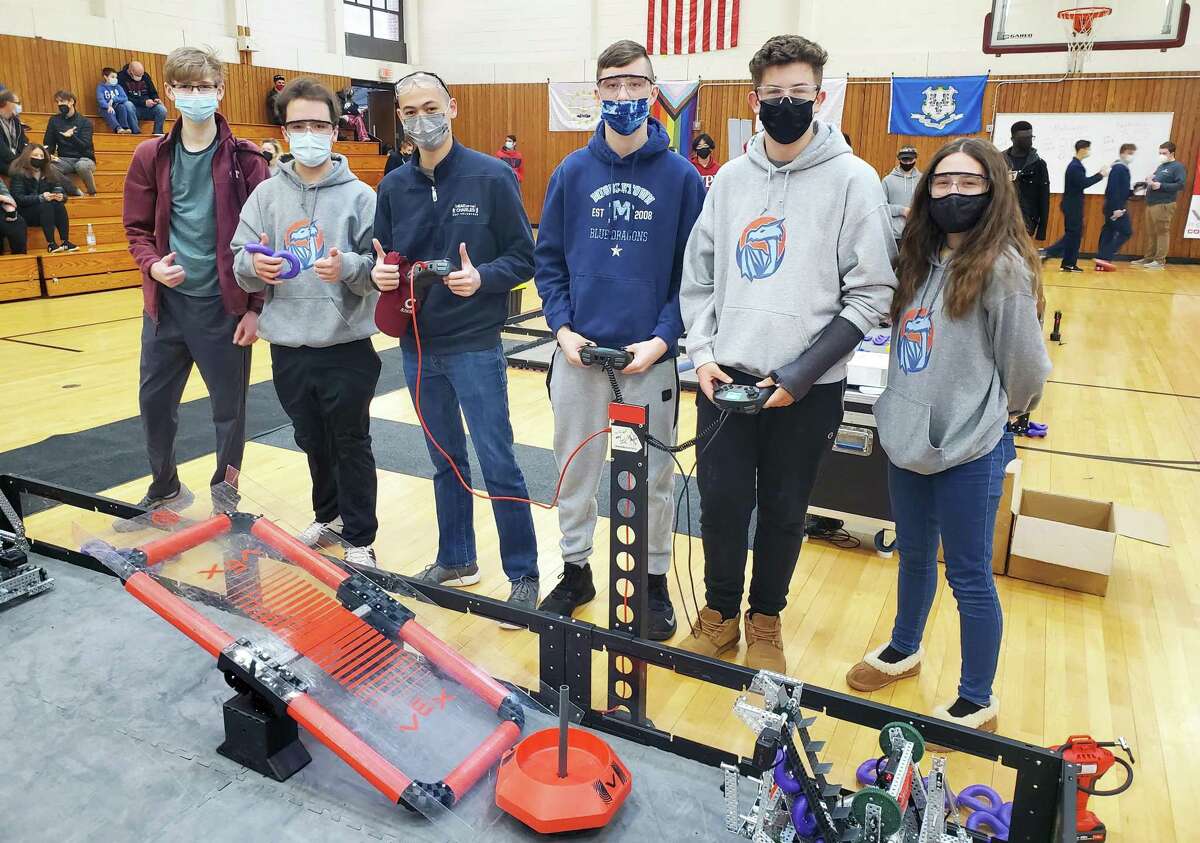 Les élèves de Middletown High School ont récemment affronté 76 équipes au championnat régional VEX Robotics Southern New England à Framingham, Mass.