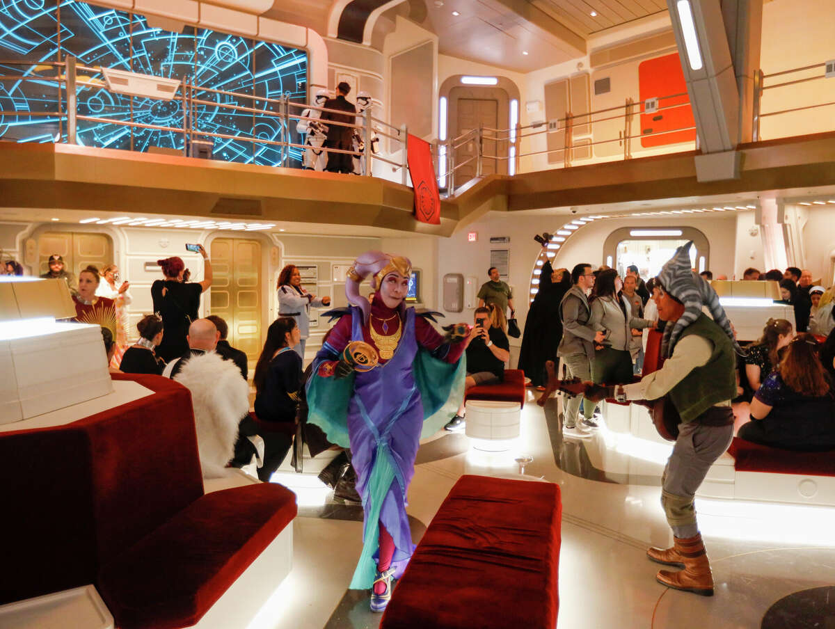 Character Gaya performs as the first passengers experience the Galactic Starcruiser.