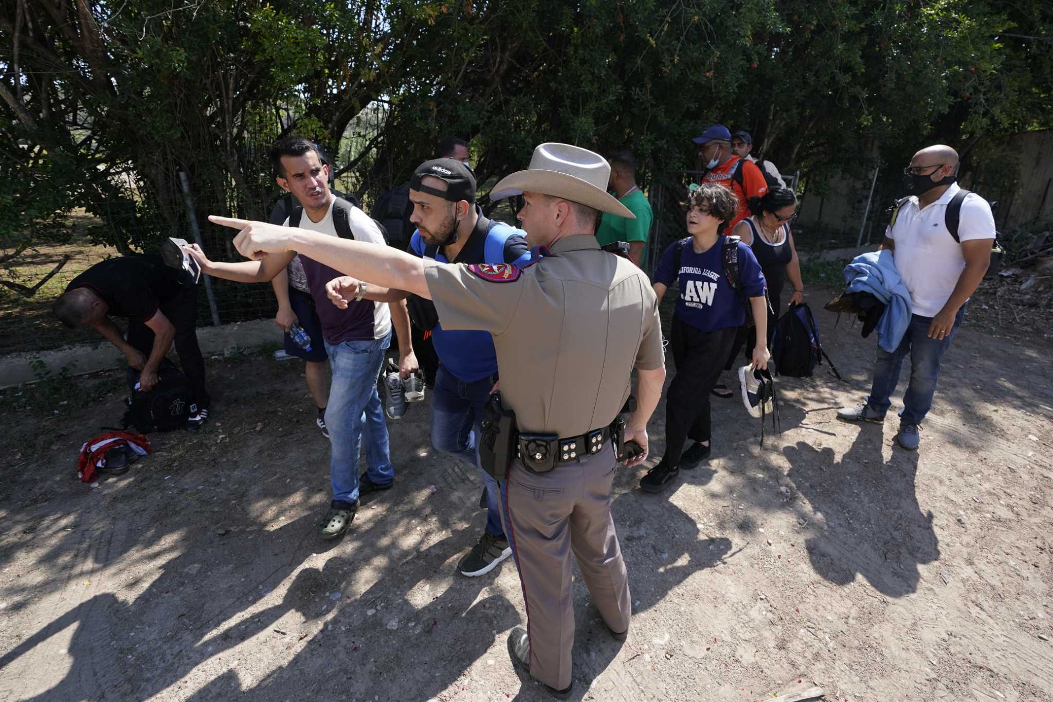 Webb County, a Democratic stronghold, is set to welcome Texas Gov. Greg Abbott's controversial migrant arrests - Vimarsana News