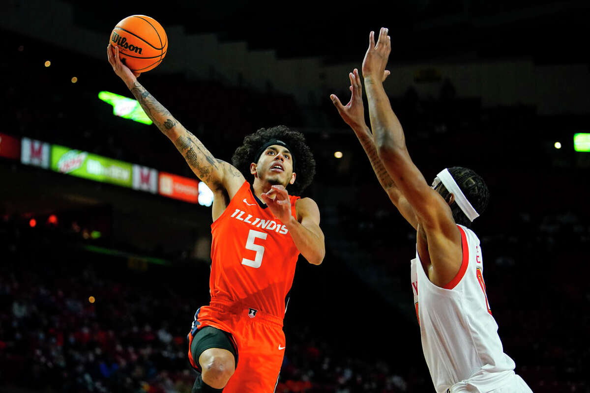 Illinois Fighting guard Andre Curbelo (5) goes up for a shot against Maryland guard Marcus Dockery during the first half of an NCAA college basketball game, Friday, Jan. 21, 2022, in College Park, Md. 