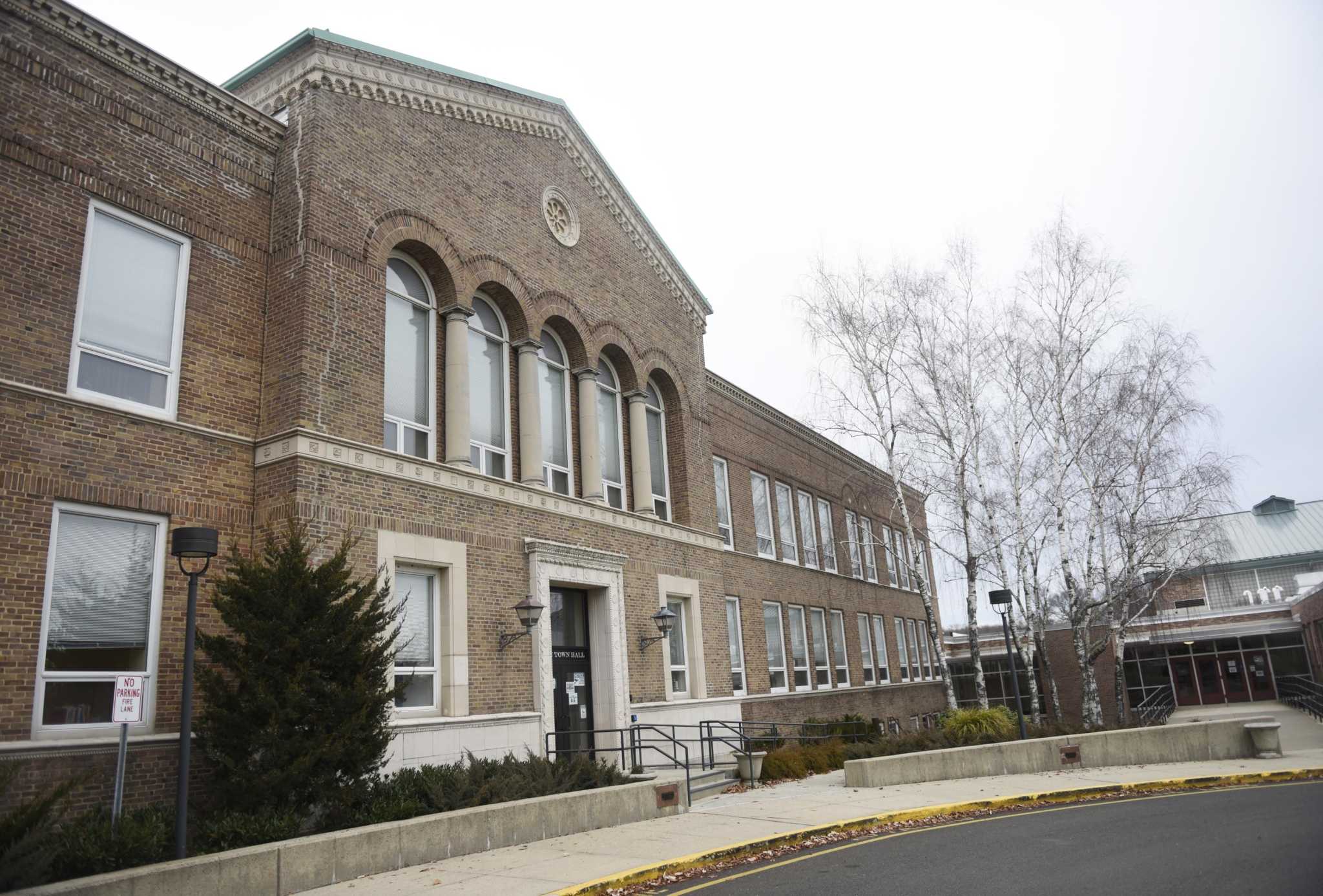 Former Darien First Selectman urges officials to go slow on affordable housing at public hearing - Vimarsana News