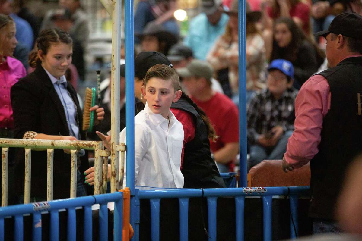 These Texas kids get seconds to show their pigs at RodeoHouston — then ...