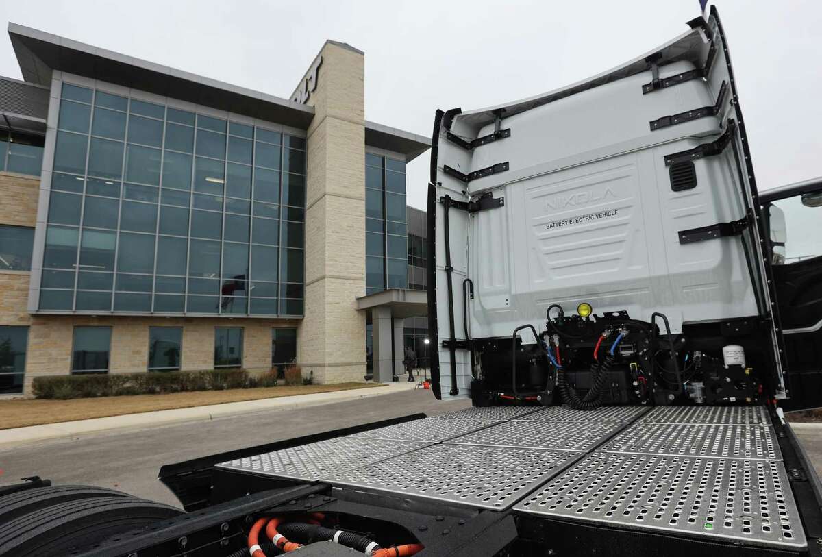 Un camion électrique à batterie Nikola Motors appelé Tre BEV est vu le 23 février 2022 au siège de la société Holt dans le sud-est de San Antonio.  Holt Truck Centers a annoncé en juillet 2021 qu'il serait un revendeur agréé des camions électriques de classe 8 de Nikola Corporation, basée en Arizona.