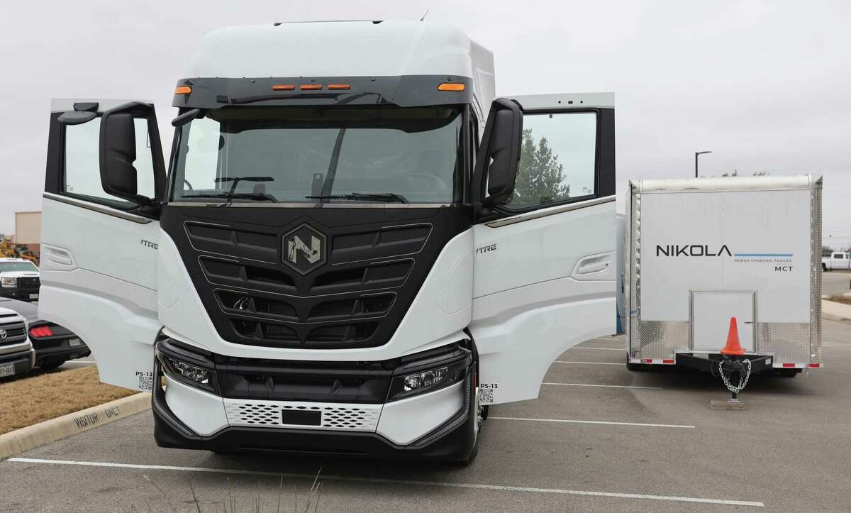 Un camion électrique à batterie Nikola Motors appelé Tre BEV est vu le 23 février 2022 au siège de la société Holt dans le sud-est de San Antonio.  Holt Truck Centers a annoncé en juillet 2021 qu'il serait un revendeur agréé des camions électriques de classe 8 de Nikola Corporation, basée en Arizona.