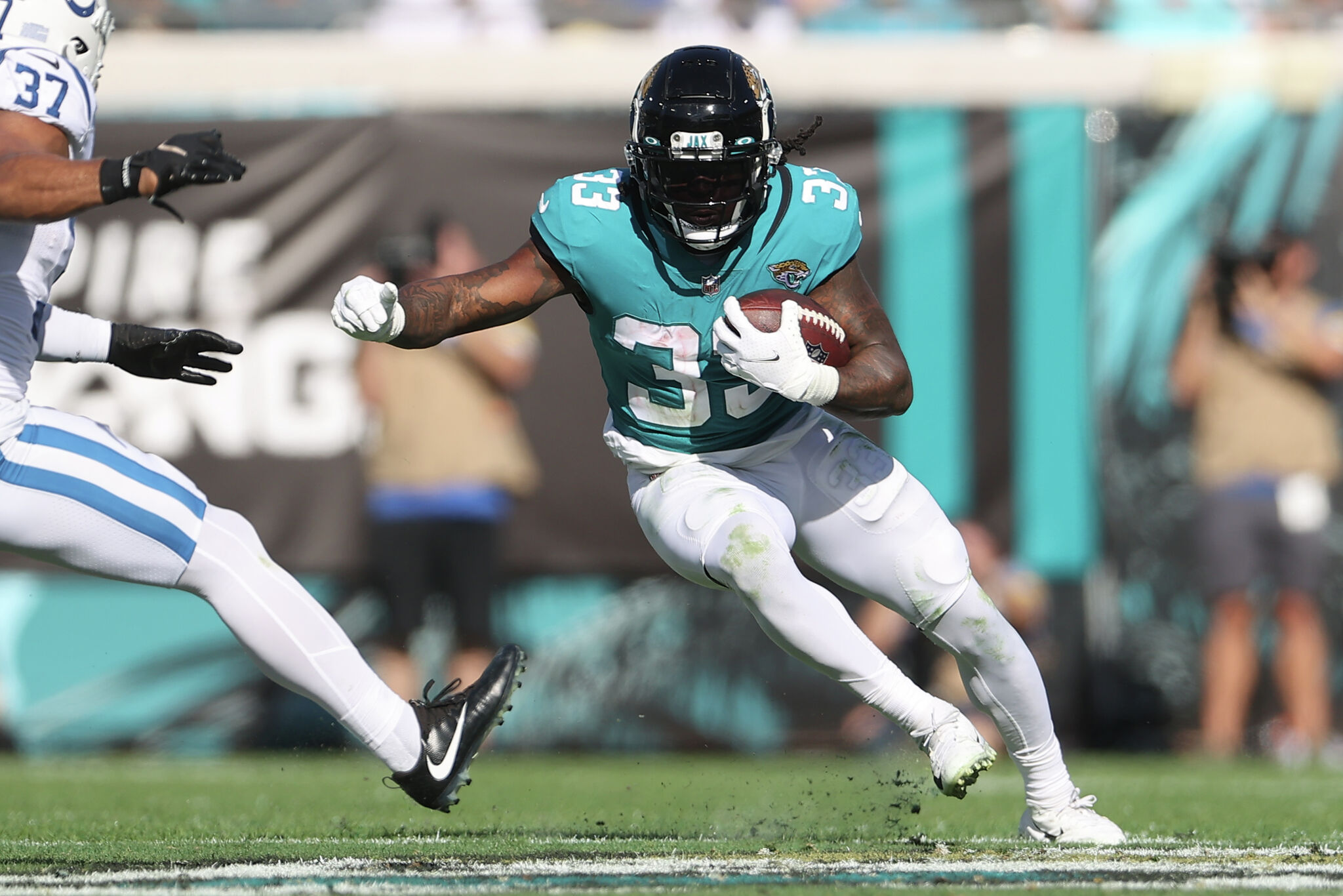 November 20, 2022: Houston Texans running back Dare Ogunbowale (33) makes a  catch during a game between the Washington Commanders and the Houston Texans  in Houston, TX. ..Trask Smith/CSM/Sipa USA(Credit Image: ©