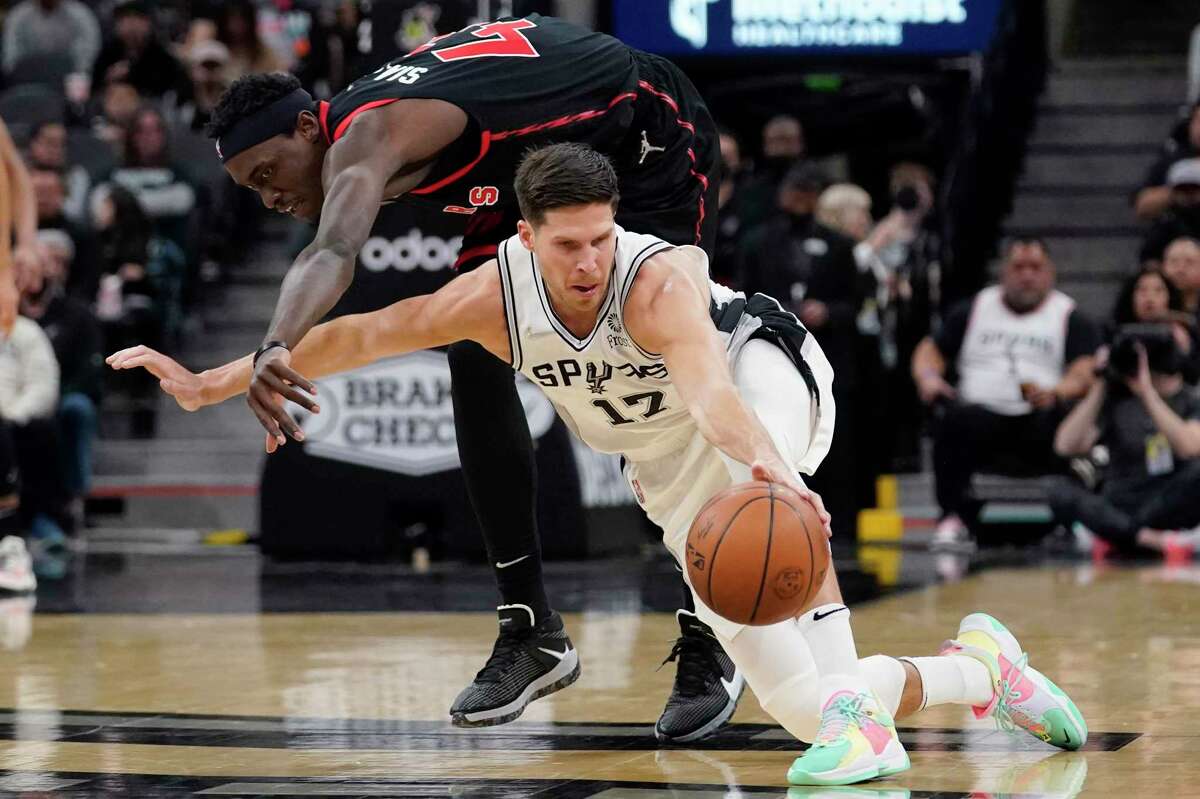 San Antonio Spurs forward Doug McDermott (17) and Toronto Raptors forward Pascal Siakam (43) chase the ball during the first half of an NBA basketball game Wednesday, March 9, 2022, in San Antonio. (AP Photo/Eric Gay)
