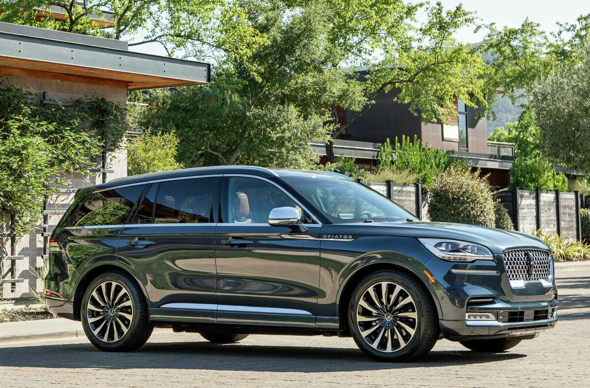 The Lincoln Aviator Grand Touring has advanced plug-in hybrid technology, producing 494 combined horsepower and best-in-class 630 combined foot-pounds of torque.