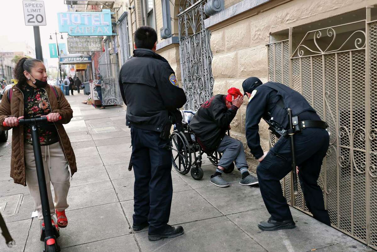 旧金山的警察叫醒了一个正在睡觉的人，让他在杰斐逊酒店附近的埃迪大街上移动。