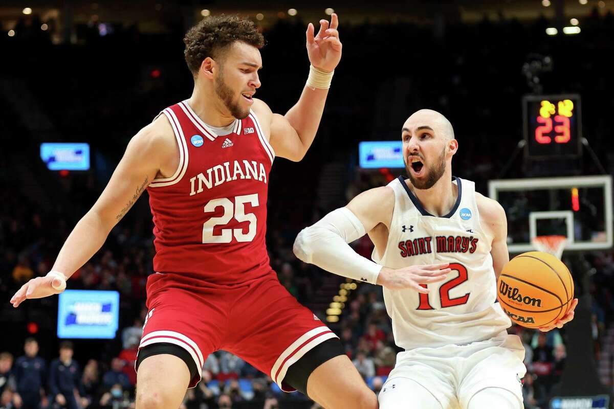 PORTLAND, OREGON - MARCH 17: Tommy Kuhse #12 of the St. Mary's Gaels drives with the ball against Race Thompson #25 of the Indiana Hoosiers in the first round game of the 2022 NCAA Men's Basketball Tournament at Moda Center on March 17, 2022 in Portland, Oregon. (Photo by Abbie Parr/Getty Images)