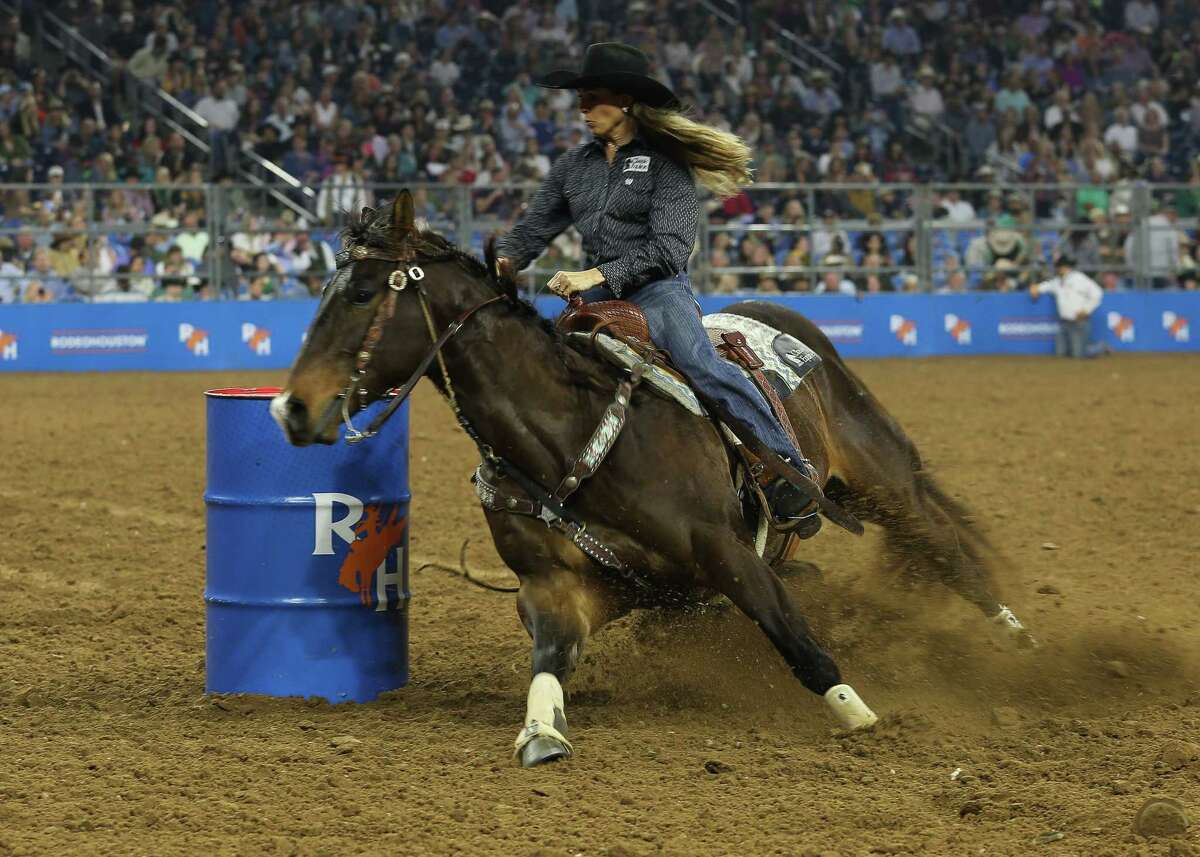 Bareback rider Will Lowe puts on a show in Semifinal 2 at RodeoHouston