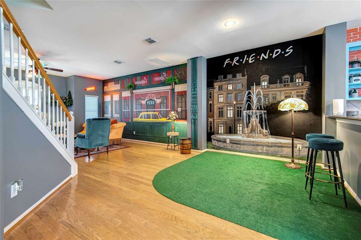 A mural of the water fountain from the Friends opening theme is also featured in the home.