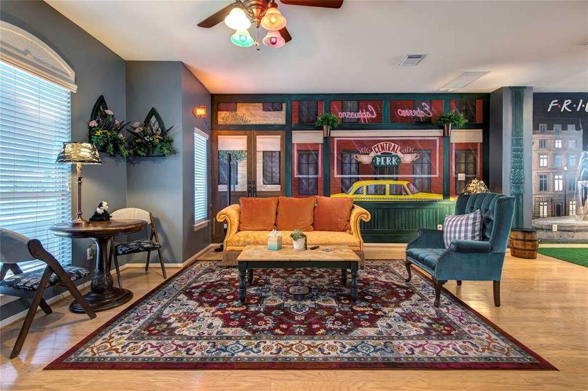 The living room at the Heights home resembles Central Perk, the coffeehouse on Friends. 