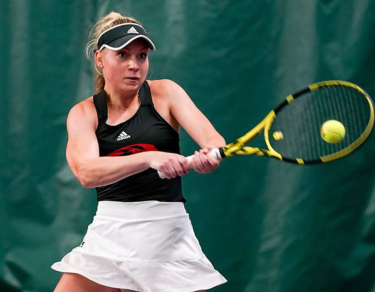 SIUE's Amber Hochstatter claimed her third consecutive singles win with a commanding 6-1, 6-1 victory Sunday over Wisconsin-Milwaukee's Giorgia Cavestro. The Cougar freshman improved to 7-2 in singles.
