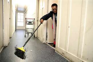 Ericka Marie Stuetson正在清扫旧金山Mission酒店二楼房间里的虫子。