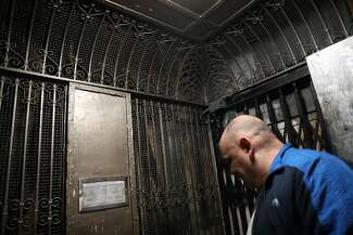 温顿酒店的居民理查德·查普曼坐在老旧的电梯里。