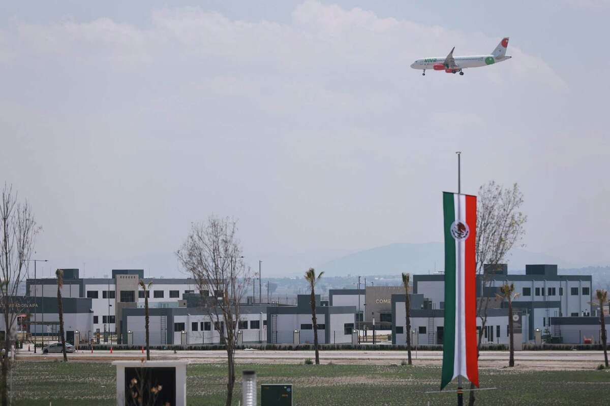 CIUDAD DE MÉXICO — Vista general de un avión que está por aterrizar en el Aeropuerto Internacional Felipe Ángeles, durante du inauguración, el 21 de marzo de 2022 en la Ciudad de México.