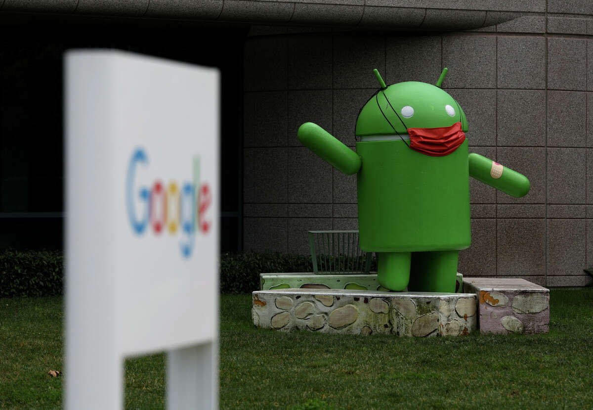 Una estatua de Android se muestra frente a un edificio en el campus de Google el 31 de enero de 2022 en Mountain View, California.