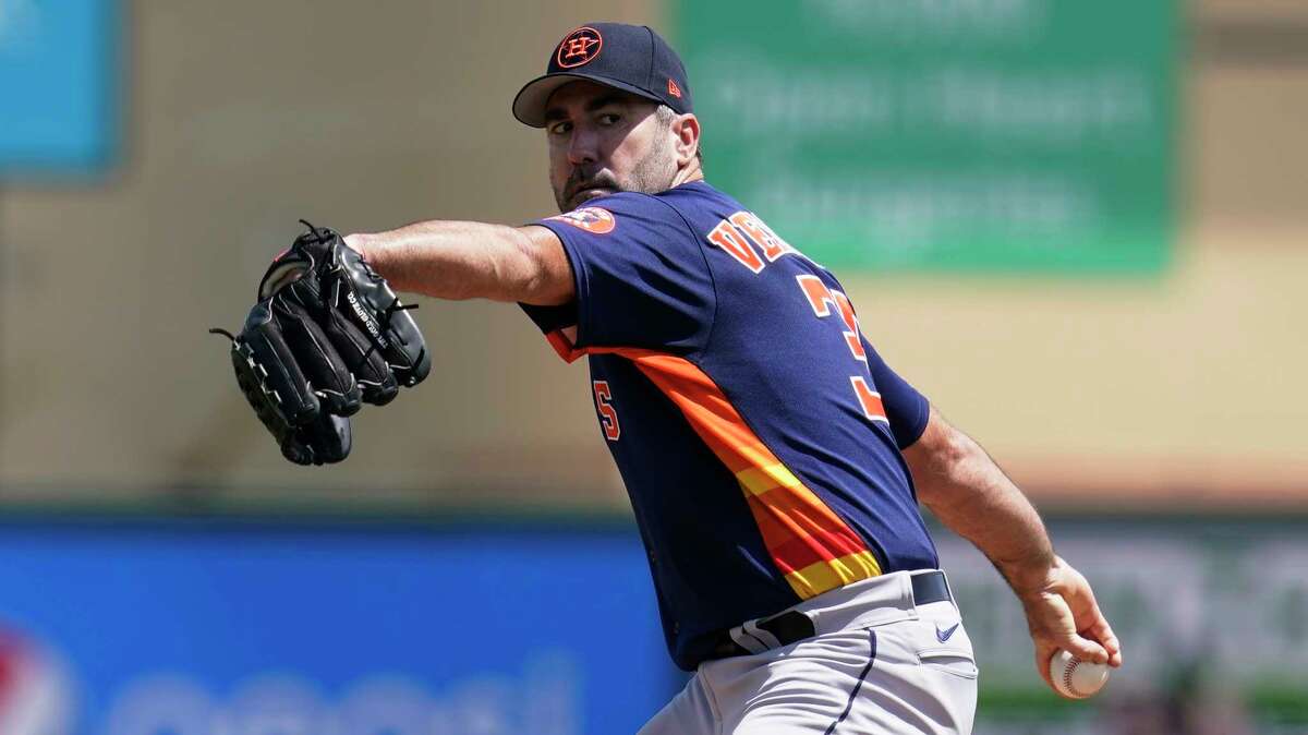 Houston Astros Justin Verlander pitches in the first inning of a spring training baseball game against the St. Louis Cardinals, Friday, March 18, 2022, in Jupiter, Fla. (AP Photo/Sue Ogrocki)