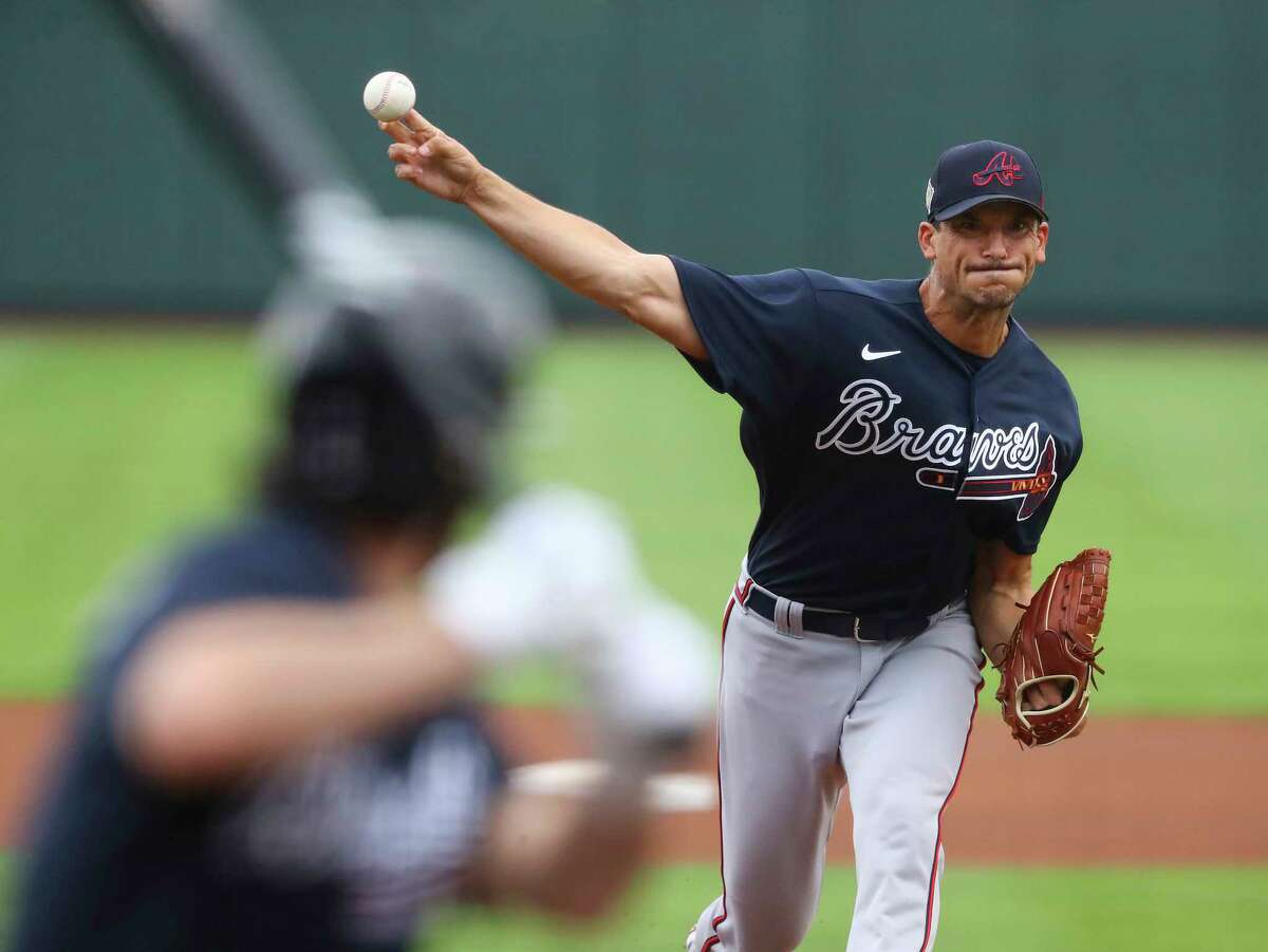 Atlanta Braves pitcher Charlie Morton delivers to Dansby Swanson during live batting practice at baseball spring training at CoolToday Park in North Port, Fla., Wednesday, March 16, 2022.(Curtis Compton/Atlanta Journal-Constitution via AP)