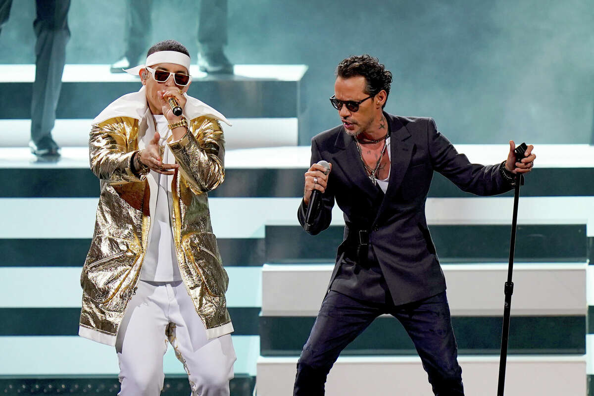 MIAMI, FLORIDA - FEBRUARY 18: (L-R) Daddy Yankee and Marc Anthony perform onstage during Univision's 33rd Edition of Premio Lo Nuestro a la MÃºsica Latina at AmericanAirlines Arena on February 18, 2021 in Miami, Florida. (Photo by Rodrigo Varela/Getty Images for Univision)