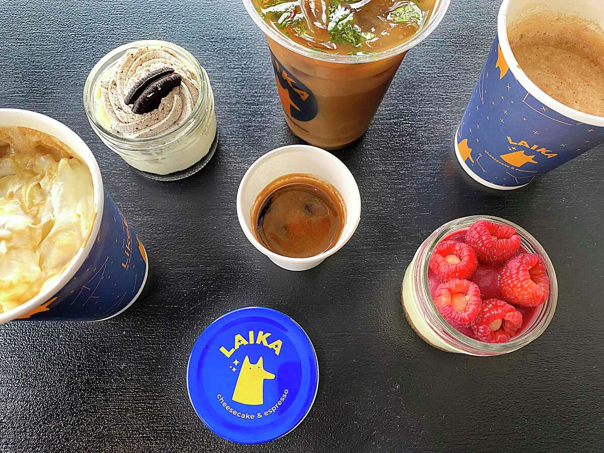 Die Speisekarte im Laika Cheesecake & Espresso am Broadway umfasst, im Uhrzeigersinn von links, einen Tres Leches Flat White, Oreo-Käsekuchen, einen mit Minze angereicherten Eiskaffee, einen Espresso, würzigen kubanischen Kaffee und weißen Schokoladen-Himbeer-Käsekuchen.
