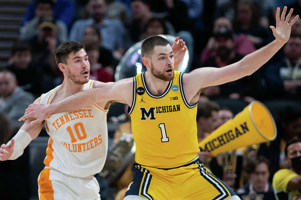 INDIANAPOLIS, IN - MARCH 19: Michigan Wolverines center Hunter Dickinson (1) posts up against Tennessee Volunteers forward John Fulkerson (10) during the NCAA Division I Mens Basketball Championship Round 2 game between the Michigan Wolverines and Tennessee Volunteers on March 19, 2022, at Gainbridge Fieldhouse in Indianapolis, IN. (Photo by Zach Bolinger/Icon Sportswire via Getty Images)