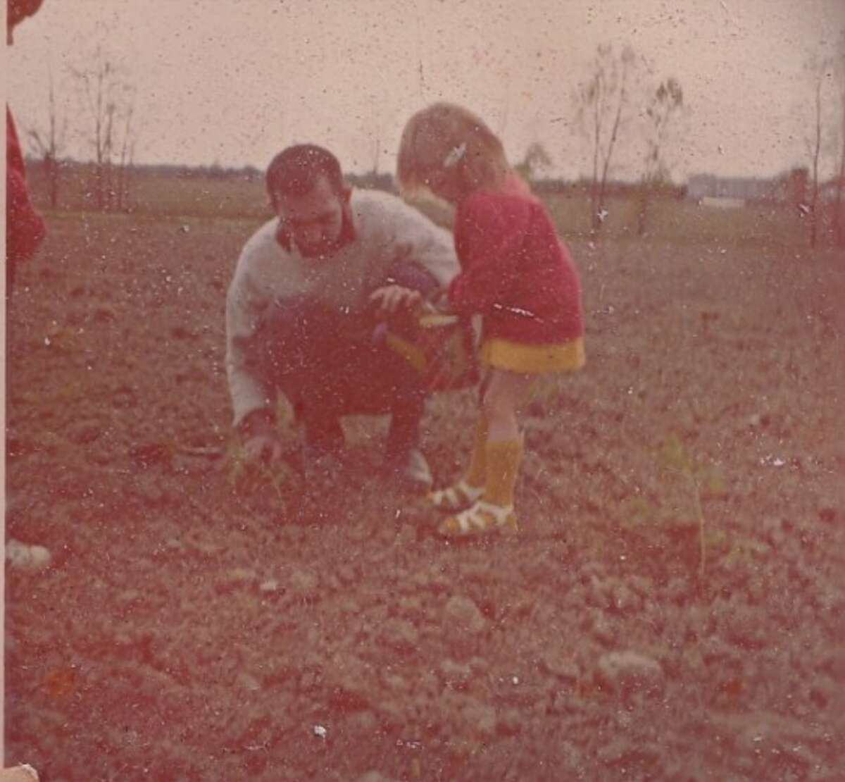 Tai mano tėtis man parodo, kaip laistyti sodinukus mūsų sode maždaug 1974 m. (taigi man buvo 4 metai). 